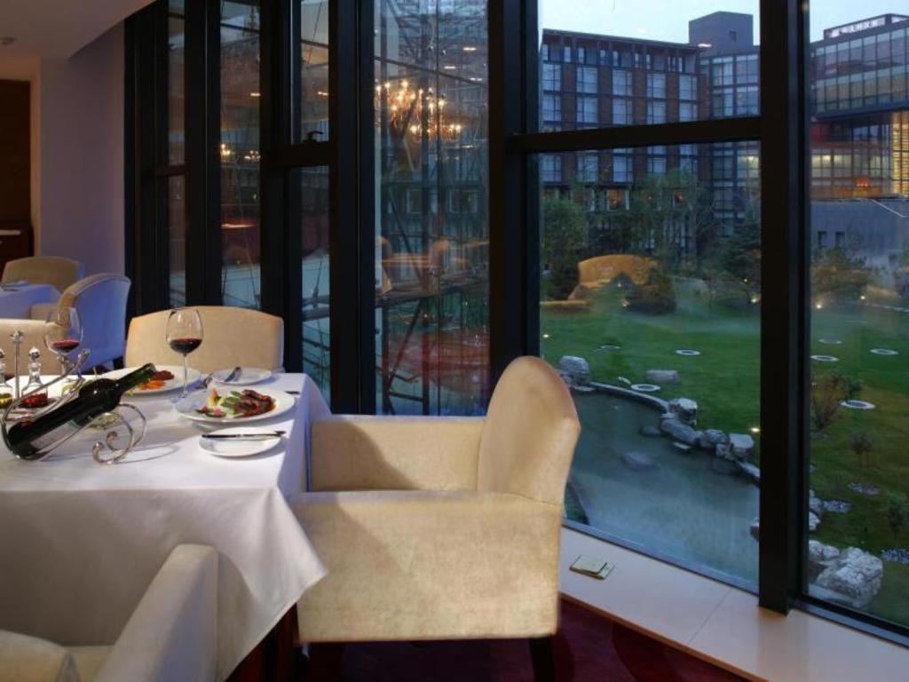 The Lakeview Hotel